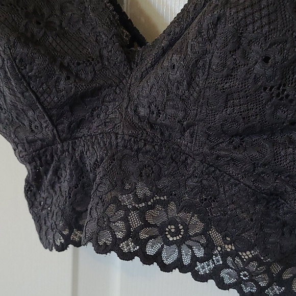 Gorgeous lacey bralette - Picture 2 of 5